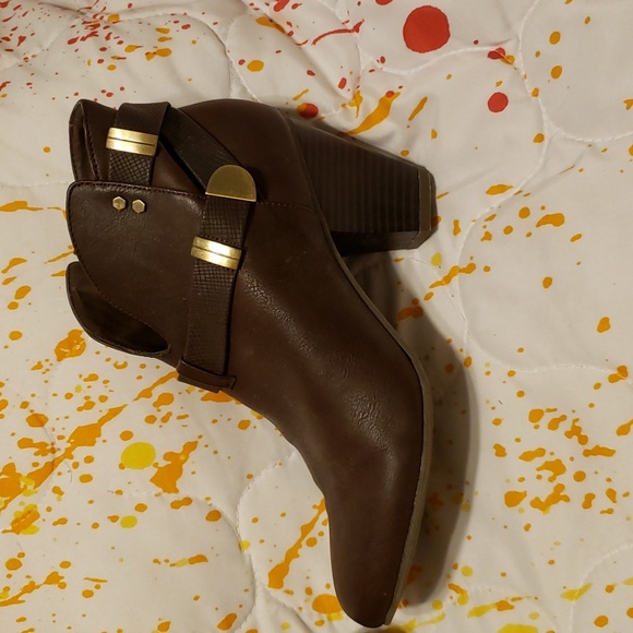 Unlisted Size 8 Brown dress boots. Flaw on metal clip barely noticeable. Used. - Picture 2 of 2